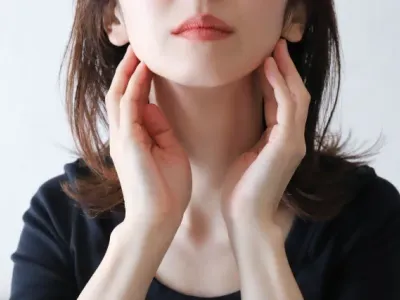 ワイヤー矯正のような締め付け感がなく、マウスピースを交換しながら段階的に歯を優しく動かしていく様子