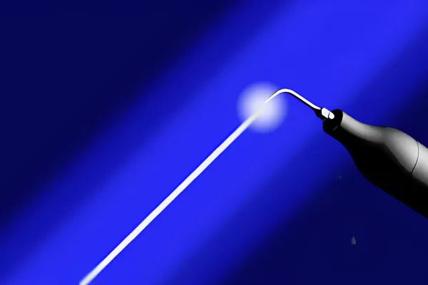 患者様の負担を抑えながら歯周ポケットの深部にブルーラジカルP-01を優しく照射する様子