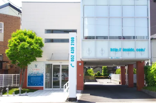 痛くなってからではなく予防のために通いやすい、明るい日差しが差し込む清潔な歯科医院の外観