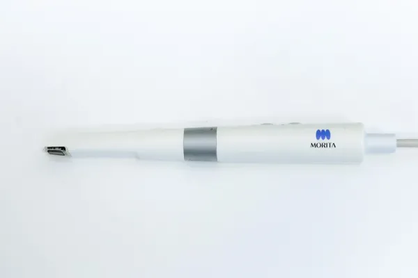 お口の奥や歯の裏側のむし歯を撮影し患者様へ分かりやすく説明する口腔内カメラ