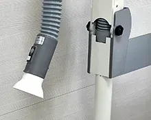 義歯の調整時に出る目に見えない微細な粉塵を強力に吸引する口腔外バキューム