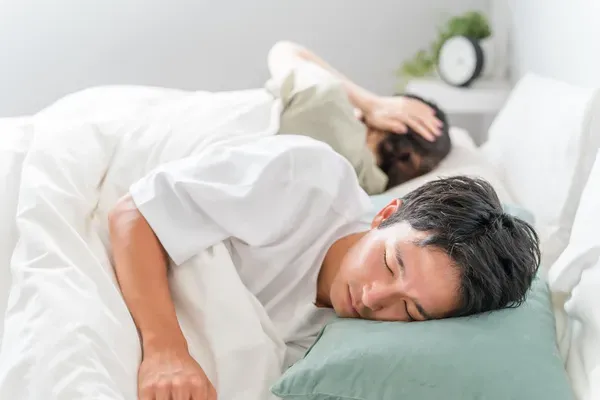 就寝中の歯ぎしりや食いしばりの負担から歯と顎を守る透明なナイトガード（マウスピース）