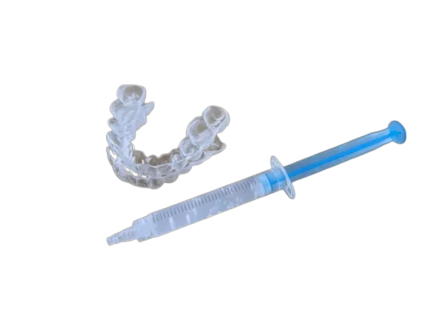 患者様専用にカスタム作製されたマウスピースに低濃度のホワイトニングジェルを注入してご自宅で行うホームホワイトニング