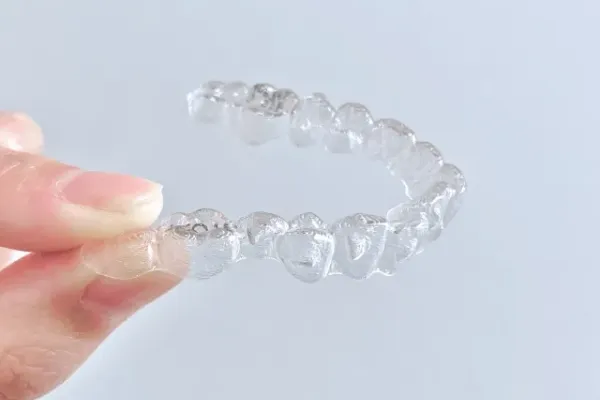 完成した子供用の専用矯正マウスピースを初めて装着し、着脱方法などの指導を行う治療開始