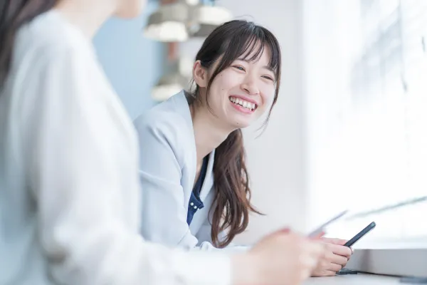 透明で目立ちにくいマウスピース型矯正装置（インビザライン）を装着した女性の明るく爽やかな笑顔