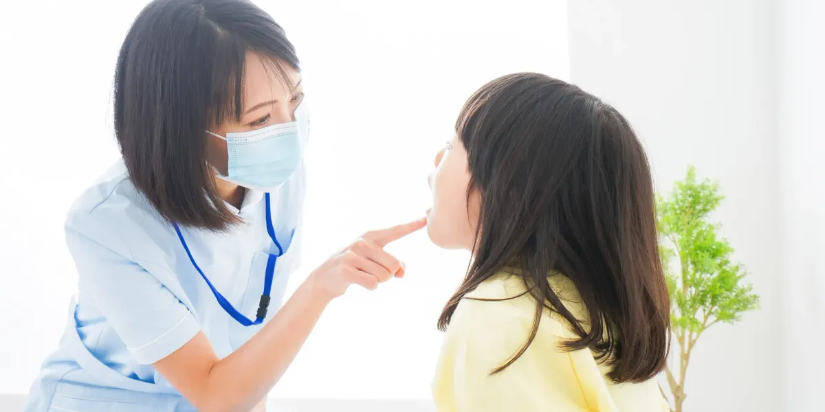 一般歯科の定期検診と同じ歯科医院で、フッ素塗布やクリーニングを同時に進めることができる小児予防ケア