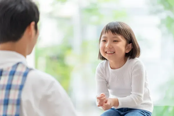 美しい歯並びを手に入れることでコンプレックスを解消し、自分に自信を持って笑顔になれる子供のイメージ