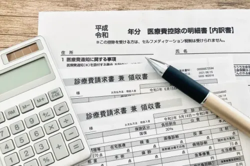 予防歯科の定期検診に通うことで将来の大きな治療負担や生涯医療費を低く抑えるイメージ